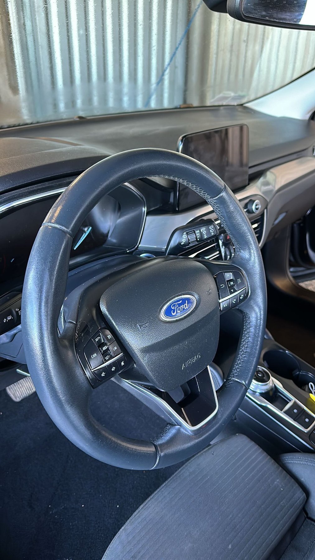 Poste de conduite d’une Ford après intervention